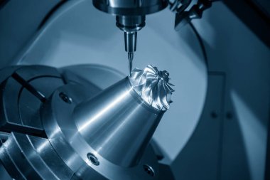 5 eksenli CNC değirmen makinesi, türbin bıçaklarının parçalarını sert top değirmeni aletleriyle kesiyor. 5 eksen makine merkezi tarafından yüksek teknolojili turbo şarj parçası üretimi.