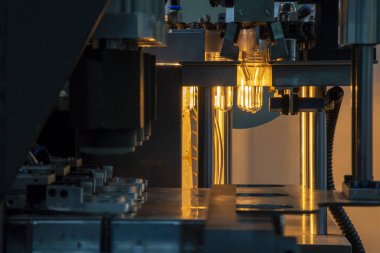 Isıtıcıdaki taşıyıcıdaki PET şişesinin ön biçimi. PET şişe işleme işlemi üfleme kalıbı ile işlem.