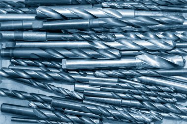 Konteynır kutusundaki kullanılmış matkap yığını. Sondaj aracının çeşitli boyutları.