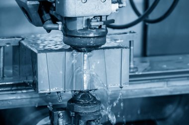 Kablo-EDM makinesinin çalışması zarları kesiyor. Yumuşak ve ölü teknolojisi tel kesme makinesiyle üretim işlemi.