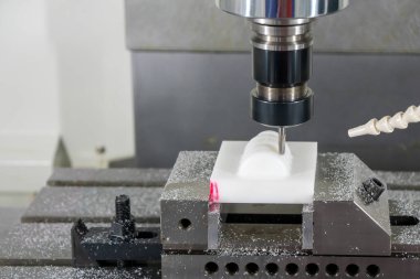 CNC değirmen makinesi plastik parçaları katı bir son değirmen aracıyla kesiyor. Makine merkezi tarafından yüksek hassasiyetli metal olmayan parça üretim konsepti. 