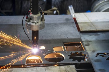 Gaz kesme makinesi parlak ışıkla metal plakayı kesiyor. Lazer kesme makinesinin yüksek teknoloji metal üretim süreci.. 
