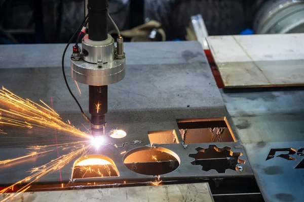 Máquina Corte Gas Que Corta Placa Metal Con Luz Brillante — Foto de Stock