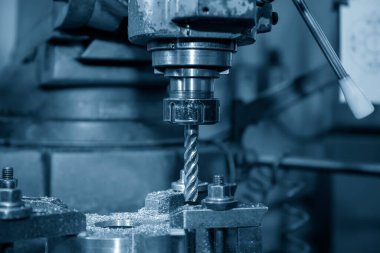 NC değirmen makinesi düz uçlu aletlerle metal plakayı öğütüyor. NC değirmen makinesinin atölye çalışması.