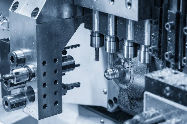 Çoklu görev CNC torna makinesi tipi İsviçre tipi boru bağlantı parçalarını üretme işlemi. Yüksek teknolojili pirinç montaj makinesiyle üretilen bağlantı..