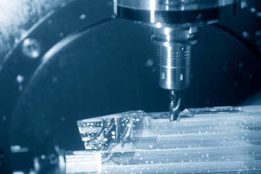 CNC 'nin 5 eksenli makine merkezi, havacılık parçalarını sert top değirmeni aletleriyle kesiyor. 5 eksenli CNC değirmen makinesinin yüksek teknolojili uzay parçası üretim süreci.