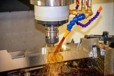 CNC değirmen makinesi, son teknoloji aletlerle küf parçalarını kesiyor. CNC makine merkezi tarafından üretilen kalıp ve ölüm süreci.