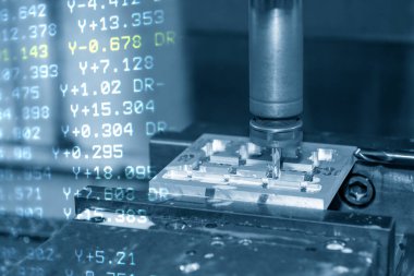 CNC değirmen makinesinin soyut sahnesi ve g-code veri arkaplanı. Makine merkezinin yüksek hassasiyetli parça üretim konsepti.