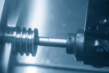 CNC torna makinesi metal makara parçalarını kesiyordu. CNC dönüşüm makinesinin yüksek teknolojili metal işlemesi .