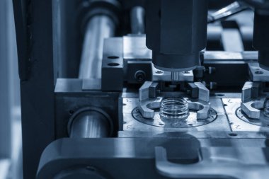 PET şişe kalıbının önceden biçimlendirilmiş hali yakın çekim sahnesi. PET şişe işleme işlemi üfleme kalıbı ile işlem.