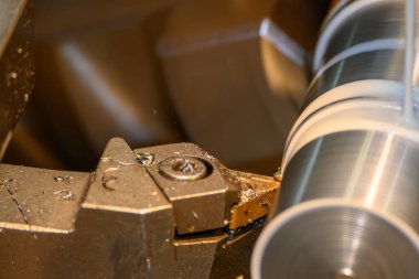 Sahneyi kapat, torna makinası metal şaft parçalarını sıvı soğutucu metoduyla kesti. Makineyi döndürerek metal işleme süreci.