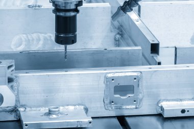 Blue ton sahnesindeki elektrik bataryasındaki CNC değirmencilik makinesinin tıkırtısı. Elektrikli araç parçaları üretim süreci makine merkezi tarafından.