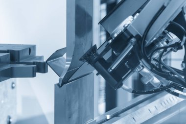 Robot sistemli yüksek teknoloji bükme makinesi mavi ton sahnesinde. Otomatik sistem tarafından çalışan metal levha.
