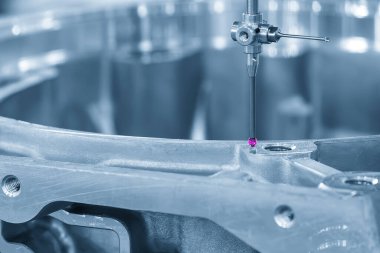 Otomotiv parçalarını mavi tonda modüler sondayla ölçen CMM makinesi. CMM makinesiyle otomotiv parçalarının kalite kontrolü