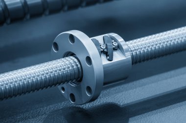 Kapanış sahnesinde grup yedek parçaları açık mavi sahnede kurşun top vidaları kuruyor. Yüksek duyarlı CNC makine parçası üretim konsepti.