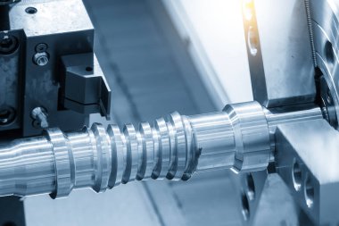 CNC torna makinesinin kanalı açık mavi sahnede metal top vida şaft parçalarını kesiyor. CNC dönüşüm makinesinin yüksek teknolojili metal işlemesi .