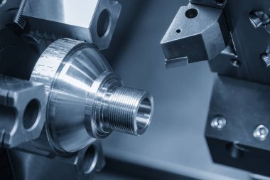CNC torna makinesi metal şaft parçalarını kesiyor. CNC dönüşüm makinesinin yüksek teknolojili metal işlemesi .