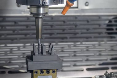 CNC değirmen makinesi grafit elektrot parçalarını düz düz burun değirmeni aletiyle kesiyor. CNC makine merkezi tarafından üretilen kalıp ve ölüm süreci.