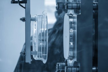 Plastik enjeksiyon küf makinesinden otomatik sistem tarafından üretilen gıda konteynırı. Olay yeri malzemelerini kapat. Enjeksiyon makinesinden gıda konteynırını robot sistemle kontrol et..  