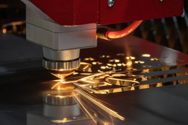 Sahneyi kapatın, fiber lazer kesme makinesi CNC programının metal plaka kontrolünü kesti. Lazer kesme makinesiyle yüksek teknoloji metal üretim süreci. 
