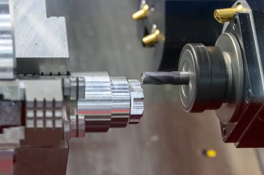 CNC torna makinesi metal şaft parçaları üzerinde düz burun değirmeni aracı ile değirmen işlemi. CNC dönüşüm makinesiyle çalışan yüksek teknoloji metali.