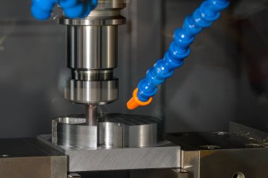 CNC değirmen makinesi alüminyum kısmını düz burun değirmeni aletinden kesiyor. Kalıplar, sert top değirmeni ile makine merkeziyle kesme işlemi yapıyor.