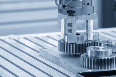 Mavi tonda metal dişli parçaları olan yüksek teknoloji materyal işleme robotik sistemi. Robotik sistemin lojistik teknolojisi.