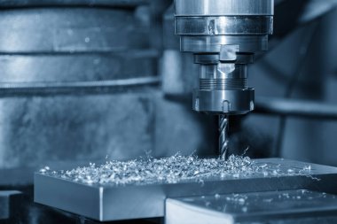 Mavi sahnede alüminyum parçaları olan NC değirmen makinesindeki delik delme işlemi. Değirmen makinesindeki metal çalışma konsepti..