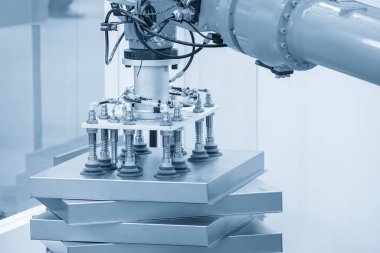 Açık mavi sahnede robotik kol ile bükme metal malzeme işleme süreci. Otomatik sistemle otomatik metal bükme işlemi.