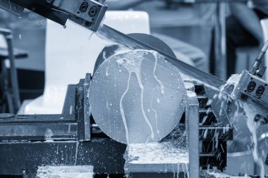 Şerit, açık mavi sahnede metal şaft parçalarını soğutucu metoduyla kesen makineyi gördü. Endüstriyel amaç için makine aracı.