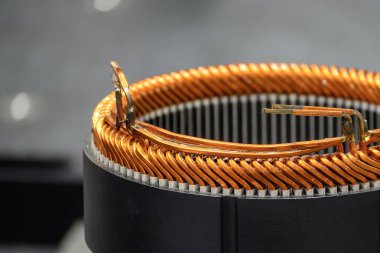 Elektrikli motor parçaları üretim süreci. Elektrikli araba motoru için bar yarası stator parçaları. 