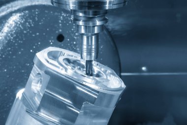 5 eksenli CNC değirmen makinesi alüminyum otomotiv bölümünü açık mavi tonda indekslenebilir bir aletle kesiyor. CNC makinesinin yüksek teknoloji otomotiv parçası üretim süreci.