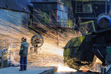 İşçi sıcak metal imalat