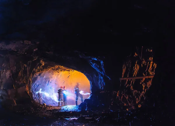 Excavadoras Una Cueva Grande — Foto de Stock