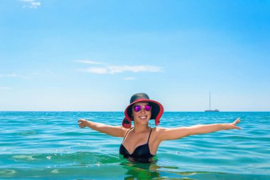 Kumsalda genç bir kadın