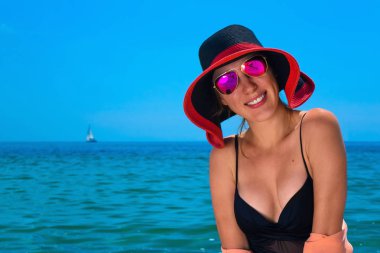 Kumsalda genç bir kadın