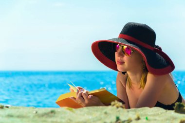 Kumsalda genç bir kadın