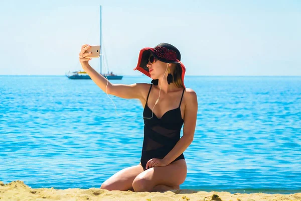 Jonge Vrouw Een Strand — Stockfoto