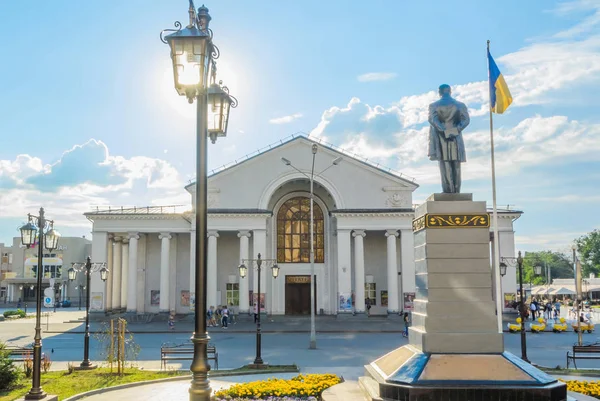 Kryvyi Rih, Ukrayna - 18 Temmuz 2018: Shevchenko tiyatro insanların kalabalıklar ile gün batımında.