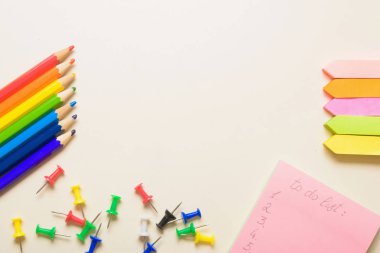 Okul aksesuarları masaya yalan. Üstten görünüm