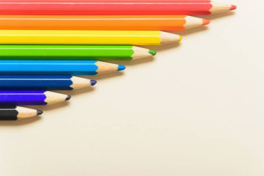 Okul aksesuarları masaya yalan. Üstten görünüm