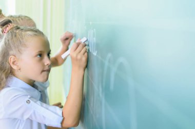 Okul kızlar gemide boya ve sınıfta iyi eğlenceler