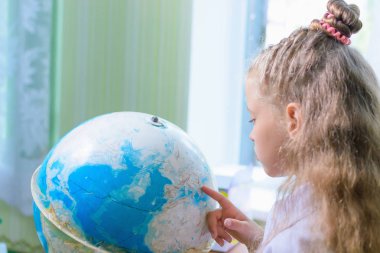 Okul kızlar globe adlı coğrafya dersi bakın.