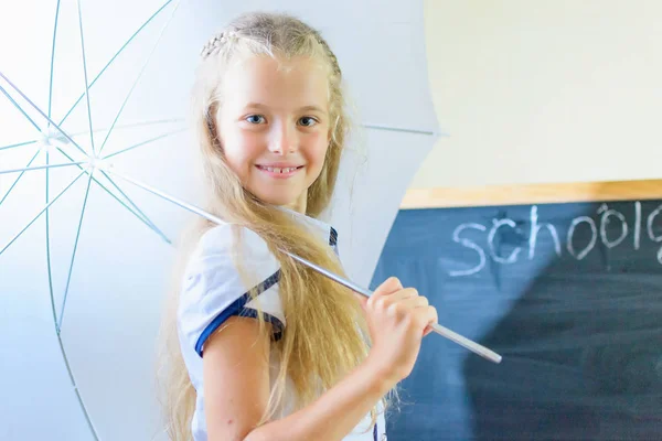 Dziewczynka Kaukaski Szkoły Będą Bawić Się Małe Biurko — Zdjęcie stockowe