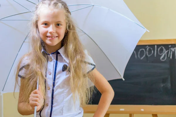 Caucasiano Menina Escola Divertir Pequena Mesa — Fotografia de Stock