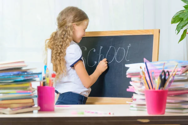 Yong Menina Escola Faz Sua Lição Casa — Fotografia de Stock