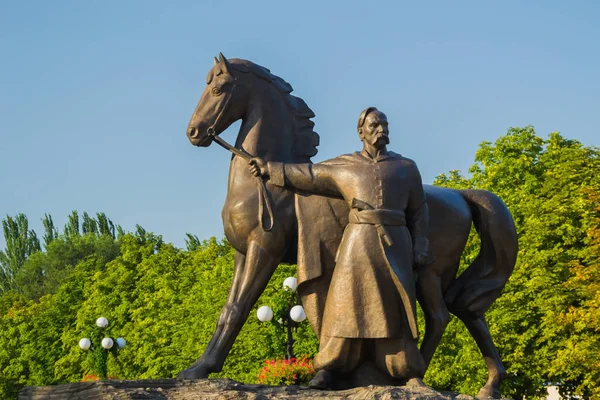 Kryvyi Rih, Ukrayna - 31 Temmuz 2018: efsanevi bir kazak anıt Kryvyi Rih şehir kuran Rih,