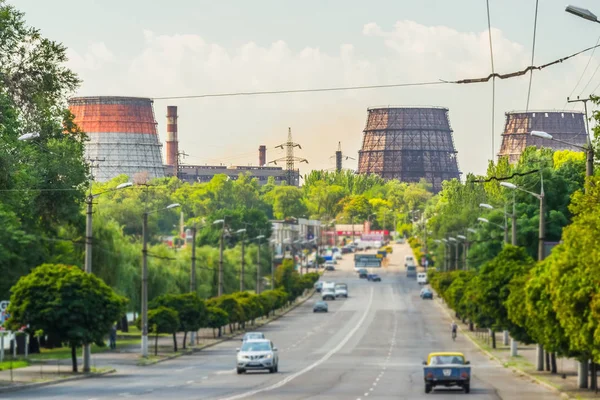 Kryvyi Rih, Ukrayna - 02 Ağustos 2018 ': Arcelormittal Kryvyi soğutma kuleleri Metallurgiv avenue yanındaki Rih