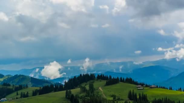 Nubes Blancas Ondeando Bajo Sobre Tierra — Vídeos de Stock