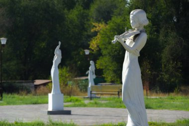 Beyaz bir kare yong kadın heykeli